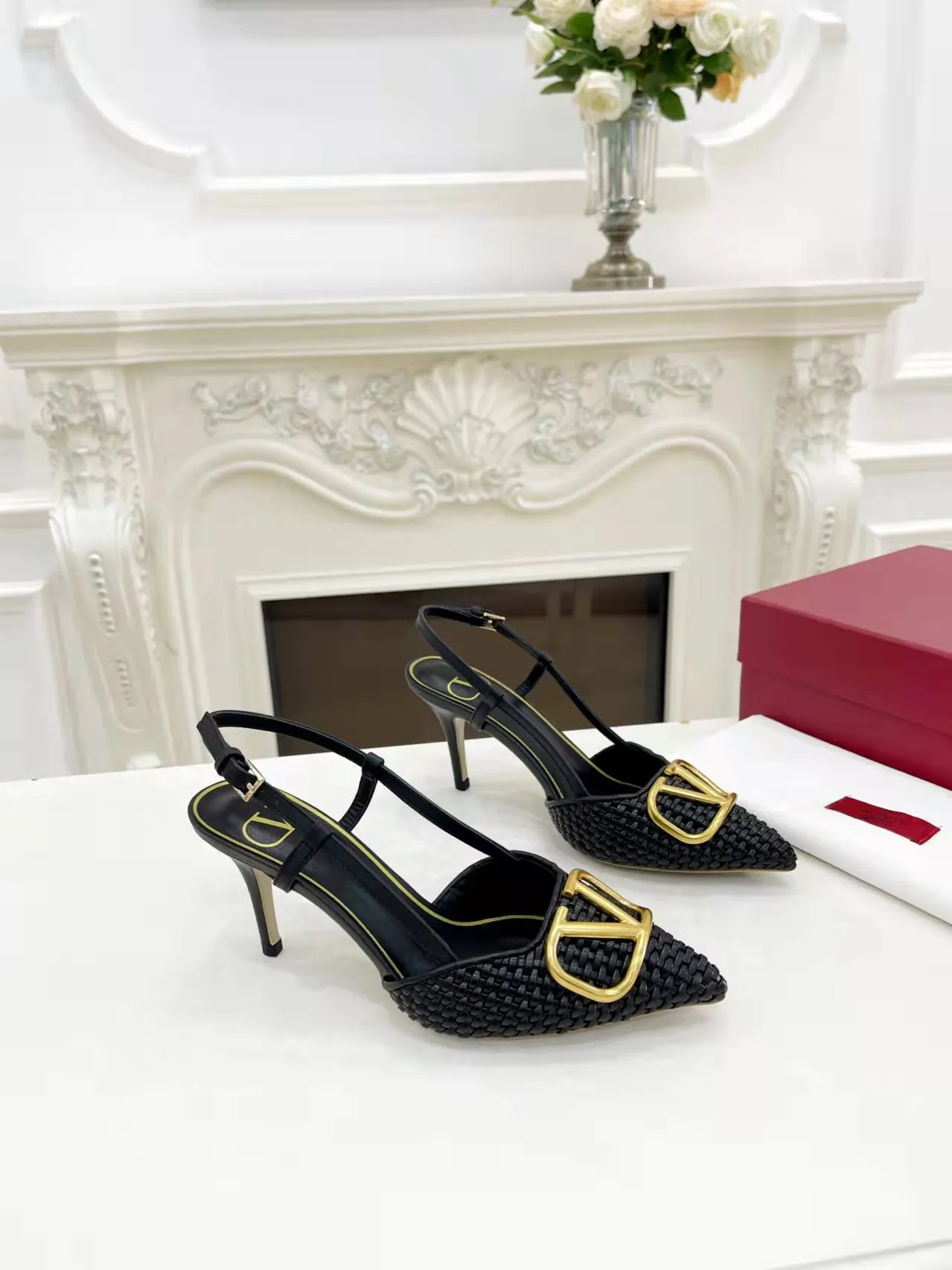 👟👟Ex-factory price 440👟👟 Genuine leather sole +40 Top version 𝑉𝐴𝐿𝐸𝑁𝑇𝐼𝑁𝑂 Valentino new spring and summer women's 5⃣️color empty back sandals. The unique [V family hand-woven] brings out a full sense of high-end, and the new season will live up to expectations! Worth buying★Absolutely high-grade❥Original method, Absolutely sensual❥Elegant style, creating a different feeling, simple and elegant style!  Code number: 35-41 (34-42 is custom-made and non-returnable) Inner lining: Sheepskin lining Heel height: 7.5 cm Leather outsole + 40 rubber outsole